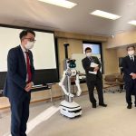 三重県庁舎の警備ロボットのデモンストレーション